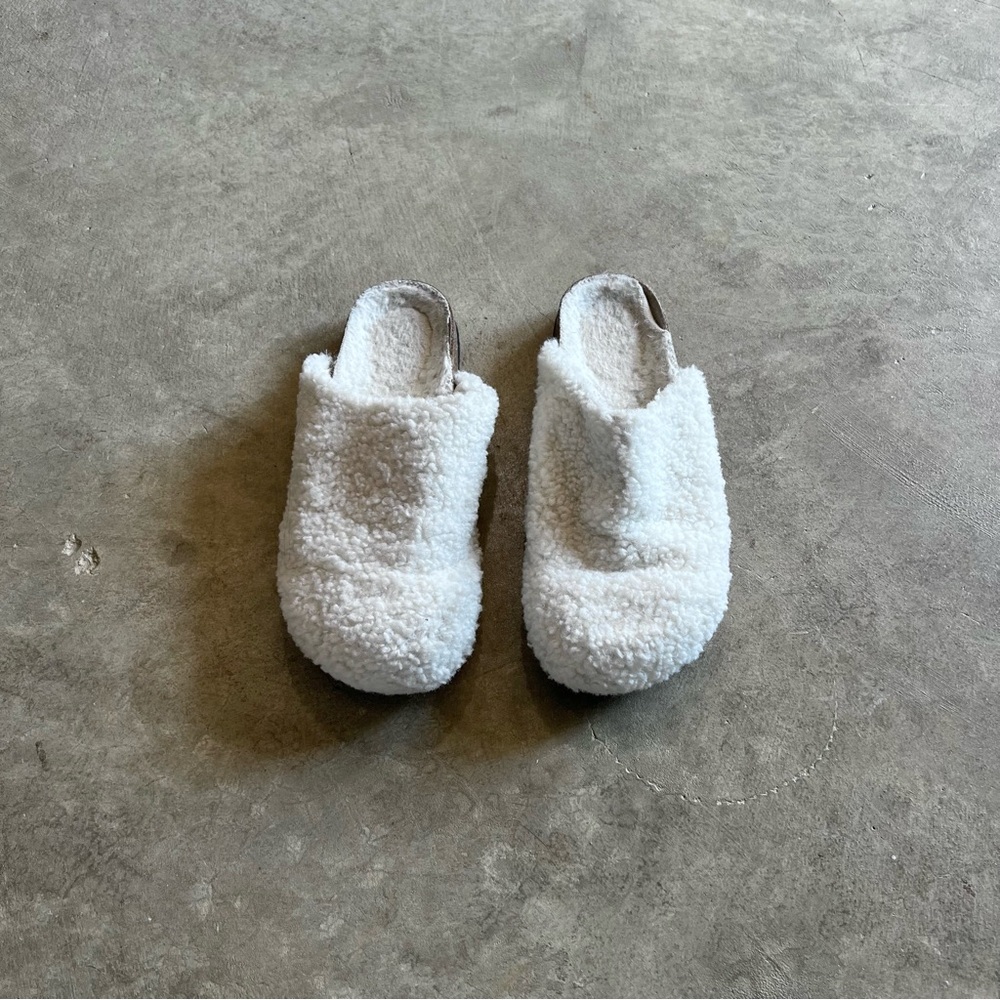 FLUFFY CLOGS